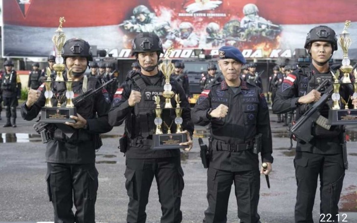 Penghargaan personel berprestasi Satbrimob Polda Kalbar 