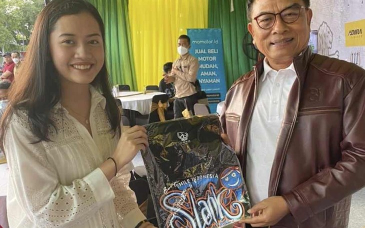 KSP Jenderal TNI (purn) Moeldoko saat menerima cenderamata konser Slank