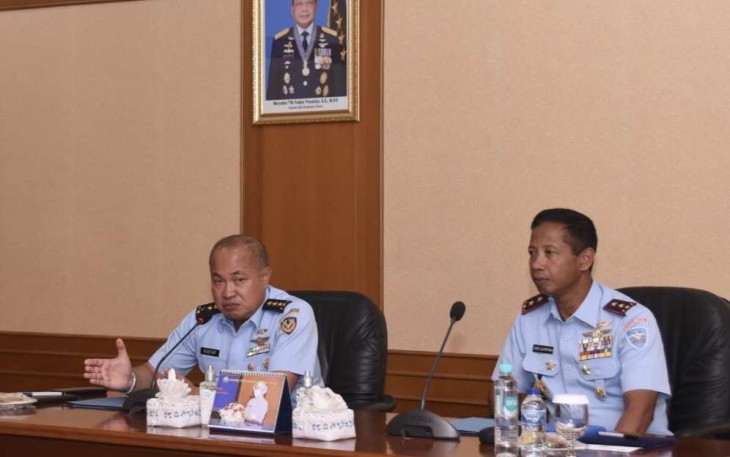 Wakasau Marsdya TNI Agustinus Gustaf Brugman saat memberikan pengarahan prajurit Koharmatau Bandung, Rabu (23/11)