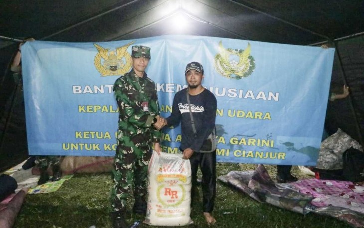 Kadispotdirga Lanud Husein Sastranegara Mayor Lek OKI Hartanto saat menyerahkan bantuan TNI AU korban gempa Cianjur 