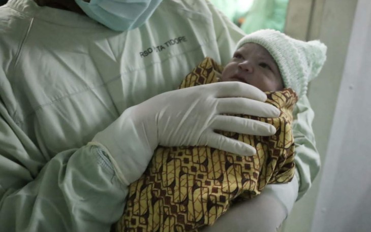 Bayi lahir di atas KRI dr Wahidin Sudirohusodo-991