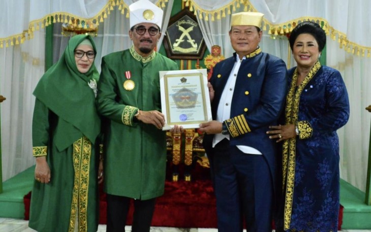 Kasal Laksamana TNI Yudo Margono saat menerima warga kehormatan Kesultanan Tidore 