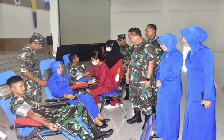 Pangkoarmada III Laksamana Muda TNI Irvansyah saat meninjau pelaksanaan donor darah. Senin (28/11)