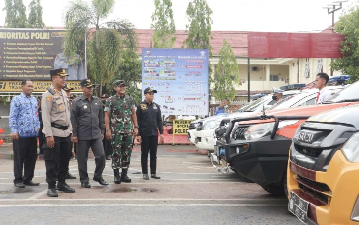 Dandim 1001/HSU-BLG Letkol Inf Dhuwi Hendradjaja saat pengecekan kendaraan operasional penanggulangan bencana. Selasa (29/11)