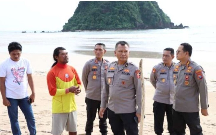 Kapolresta Banyuwangi Kombes Deddy Foury Millewa saat di lokasi wisata Pulau Merah.