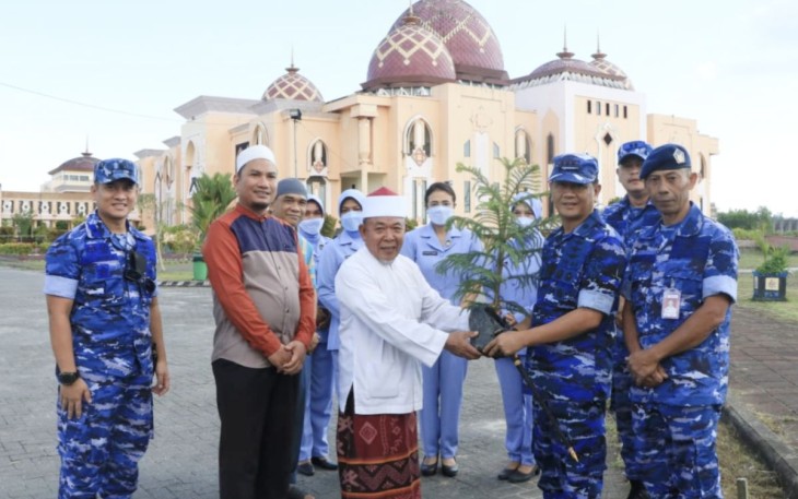 Danlanud Anang Busra Kolonel Pnb Toto Ginanto saat menyerahkan bibit pohon ke Imam Besar Masjid Baitul Izzah Islamic Center Tarakan 