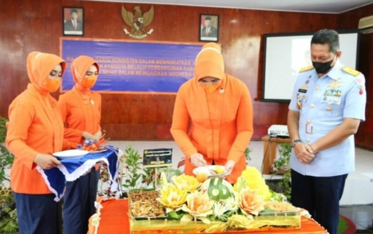 Ketua PIA AG Cabang 2/D III Lanud Manuhua Ny Fanny Ronald Siregar memotong tumpeng syukuran HUT ke-66 PIA AG, Rabu (30/1
