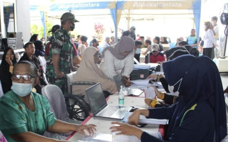 Serma Dahlan saat membantu warga dampingi pengambilan BLT