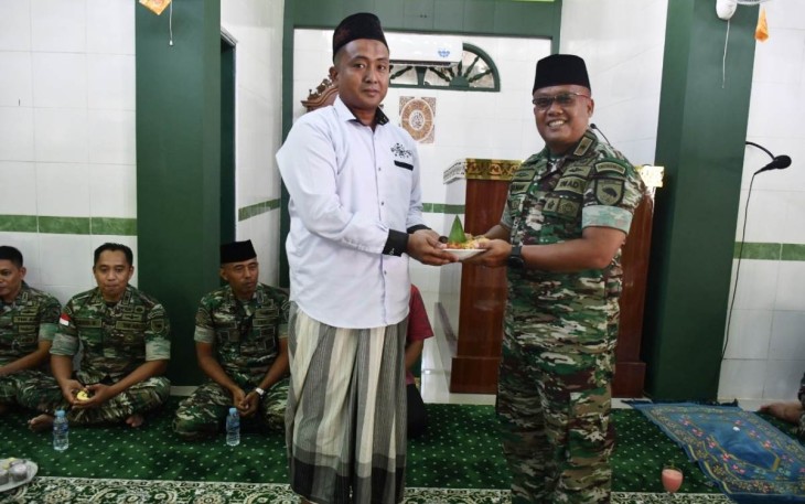 Danrem 181/PVT Brigjen TNI Wawan Erawan memberikan nasi tumpeng syukuran Masjid Al Mujahiddin Korem 181/PVT 