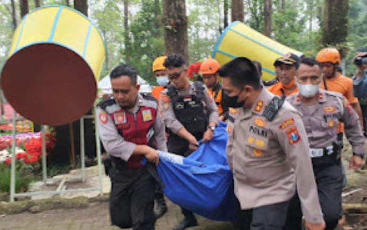 Kapolres Magetan AKBP Muhammad Ridwan saat evakuasi korban laka bus di lereng gunung Lawu, Minggu (4/12)