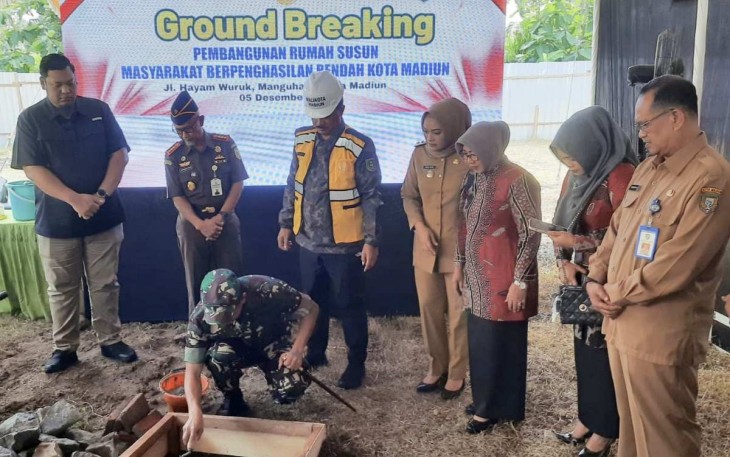 Dandim 0803/Madiun Letkol Inf Meina Helmi saat meletakkan batu pembangunan rusunawa