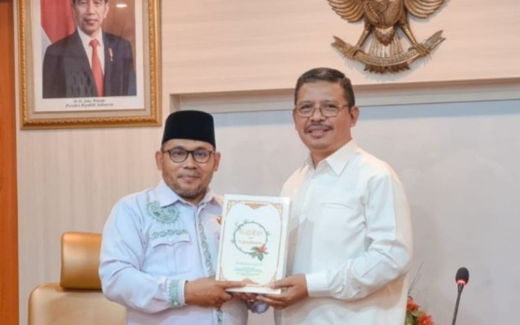 Rektor IAIN Takengon Zulkarnain serahkan hasil terjemah Al-Quran dalam Bahasa Gayo kepada Kepala Balitbang-Diklat