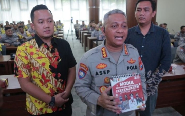 Dirbinmas Polda Jatim Kombes Pol Asep I Rosadi saat memberikan keterangan pers 
