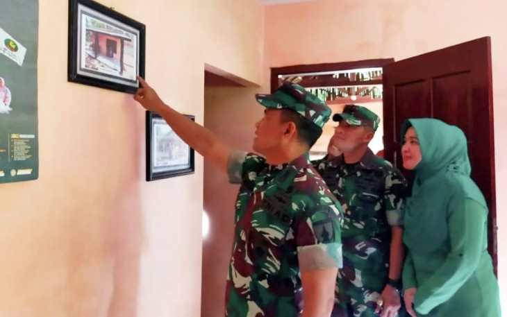 Danrem 081/DSJ Kolonel Inf Deni Rejeki saat meninjau rumah hasil rehab progam Kasad