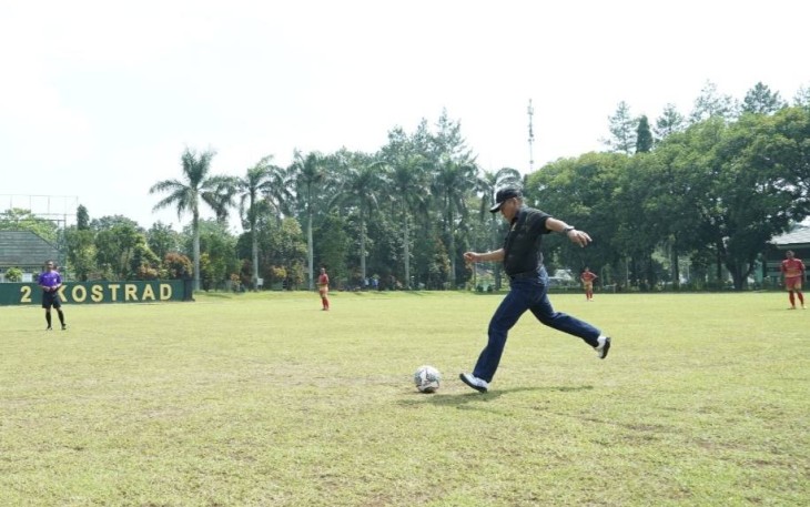Kasdivif 2 Kostrad Brigjen TNI Primadi Saiful Sulun kick off kejuaraan sepakbola Vicadha Cup TA 2022, Malang, Rabu (14/12) 