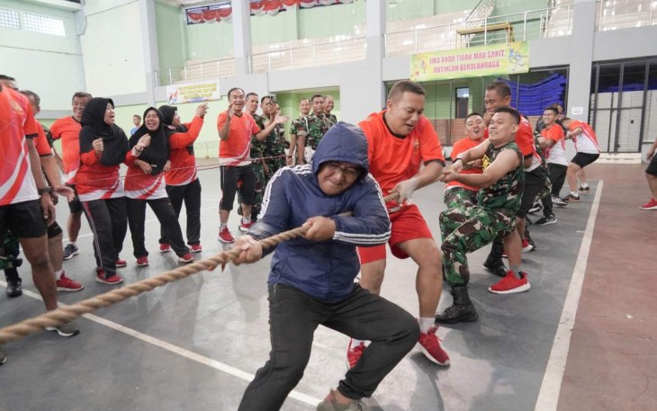 Danrem 064/MY Brigjen TNI Tatang Subarna saat lomba tarik tambang 