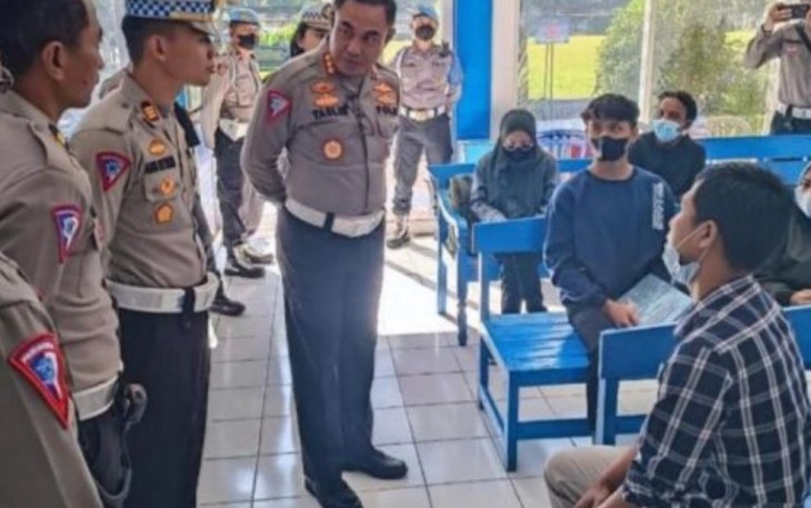 Dirlantas Polda Jatim Kombes Pol Muhammad Taslim saat berdialog dengan masyarakat pemohon SIM di Polres Madiun, Rabu (21/12)