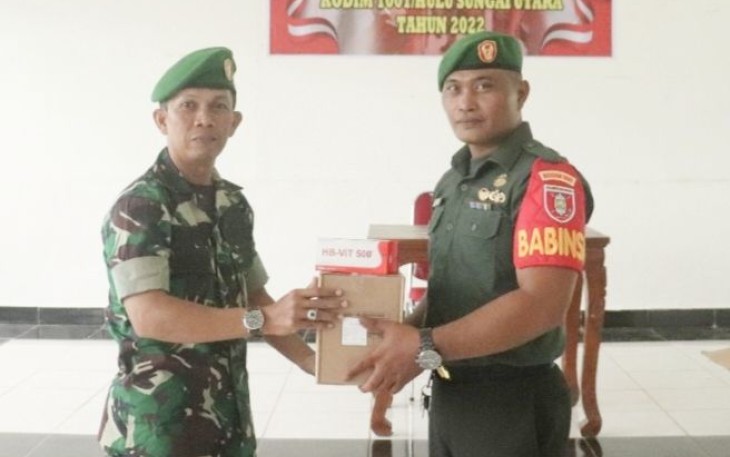 Pasti Ops Kodim 1001/HSU-BLG Kapten Arm Supandi saat memberikan Vitamin HB-VIT 500, Kamis (22/12)