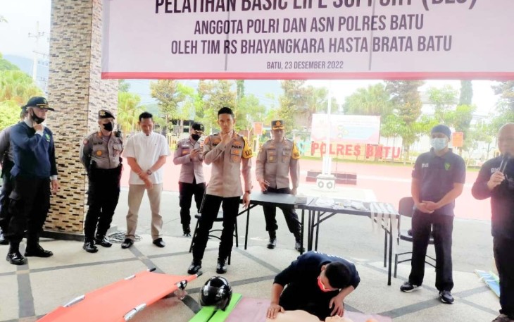 Kapolres Batu AKBP Oskar Syamsuddin saat pelaksanaan pelatihan Basic Life Support, Jum'at (23/12)