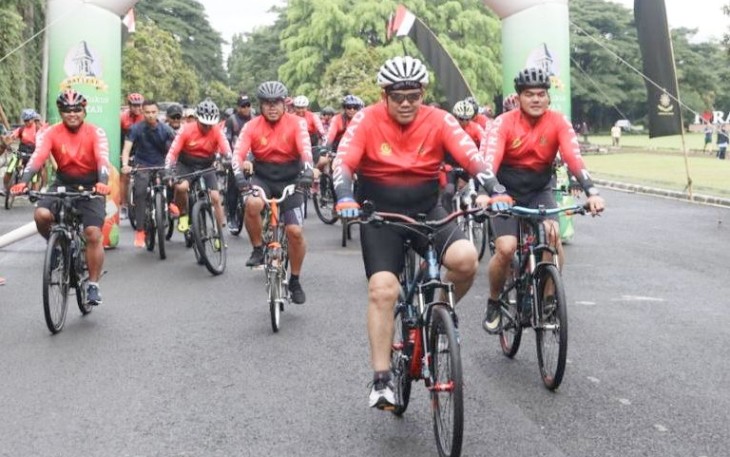 Pangdiv 2 Kostrad Mayjen TNI Syafrial saat gowes bersama anggotanya, Jum'at (23/12)