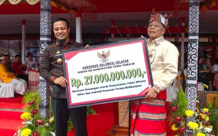 Gubernur Sulsel Andi Sudirman saat menyerahkan bantuan secara simbolis