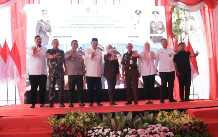 Dandim 0803/Madiun Letkol Inf Meina Helmi foto bersama launching gedung Kajati 