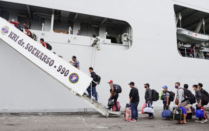 KRI dr. Soeharso-990 angkut masyarakat dan logistik ke pulau Bawean, Kabupaten Gresik, Kamis (29/12)