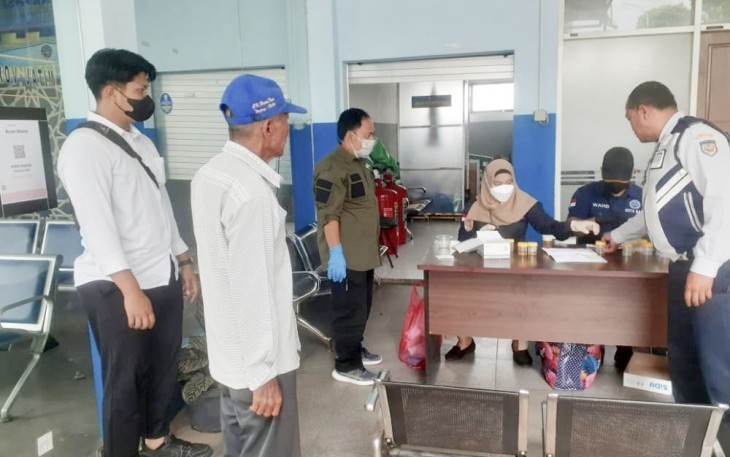 Test Urine jelang tahun baru di terminal Kota Batu
