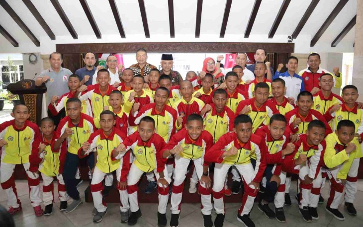 Foto bersama Bupati Malang dan para atlet SMPN 1 Singosari, di Pendopo Agung Kabupaten Malang, Kamis (27/10/2022).