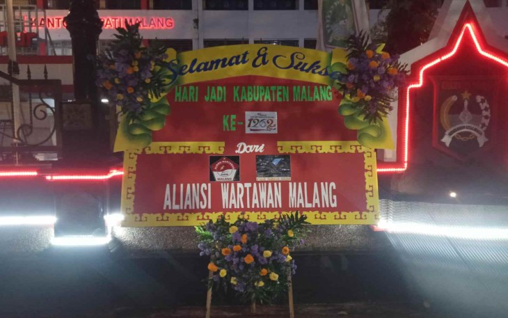 Papan bunga ucapan selamat hari jadi ke-1262 Kabupaten Malang, dari Aliansi Wartawan Malang, Minggu (27/11/2022) sore.