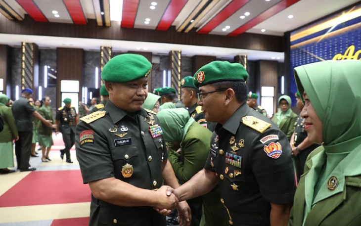 Kasad Jenderal TNI Dr. Dudung Abdurachman saat beri ucapan selamat kepada pejabat baru