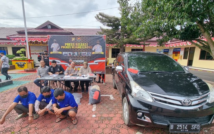 Kapolres RL AKBP H. Tonny Kurniawan, S.IK. didampingi Kasat Reskrim AKP. Sampson S. Hutapea, S.IK., serta Kasi Humas Polres Rejang Lebong IPTU Bertha Ginting saat pelaksanaan press conference kemarin ( Selasa, 26/07/22 ) di Mapolres RL.