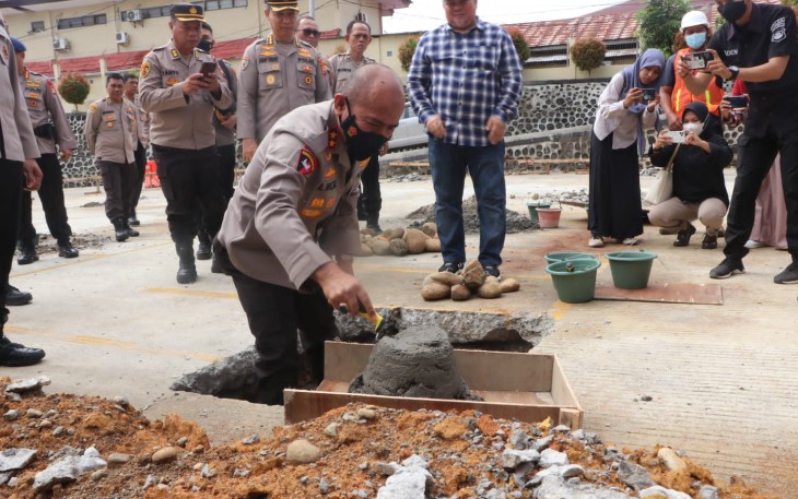 Kapolda Bengkulu Irjen Pol Drs Agung Wicaksono, M.Si., saat meletakan batu pertama Pembangunan dua Tempat Ibadah (Masjid dan Gereja), Rabu (24/08/22). 