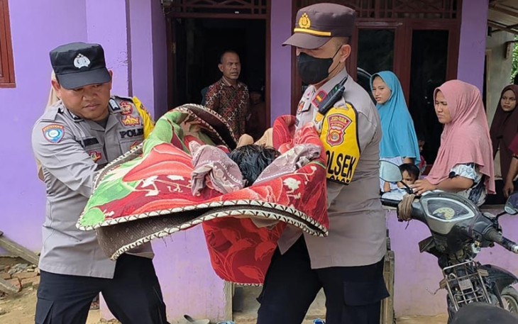 Kapolsek memfasilitasi Ayatul Aula untuk di rawat di Rumah Sakit dr. Zubir Mahmud, Idi.