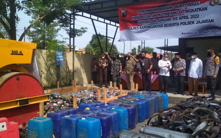 Kegiatan pemusnahan ribuan botol miras dan knalpot brong serta puluhan petasan spirtus di Mapolres Karanganyar, Selasa (2642022).