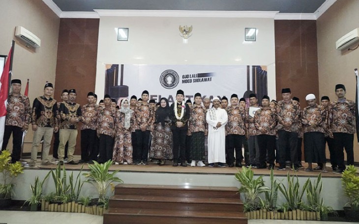 Presiden Laskar Sholawat Nusantara (LSN), M Fawait saat melantik pengurus DPC LSN Pasuruan Raya yang dikomandoi H. M. Narjon Najich Afnani yang akrab disapa Gus Najich, Minggu (20/11/2022). 
