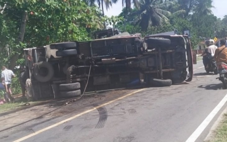 Pasca lakalantas, truk terbalik melintang di badan jalan, Sabtu (30/04/2022)