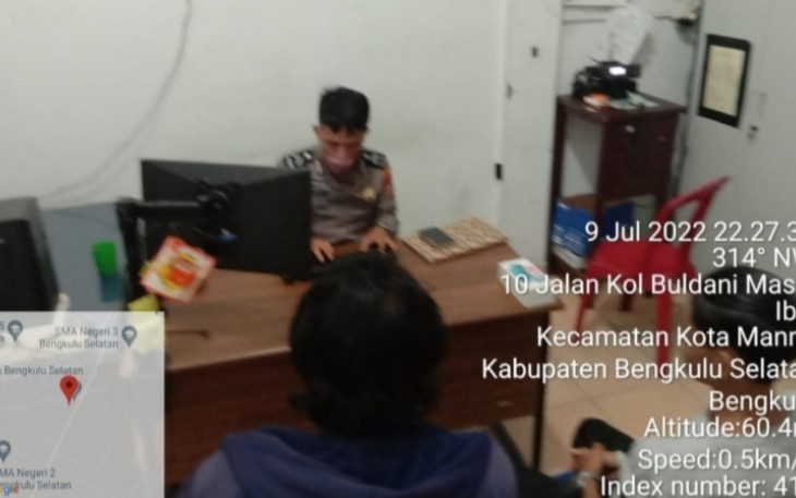 Korban saat melapor ke aparat kepolisian
