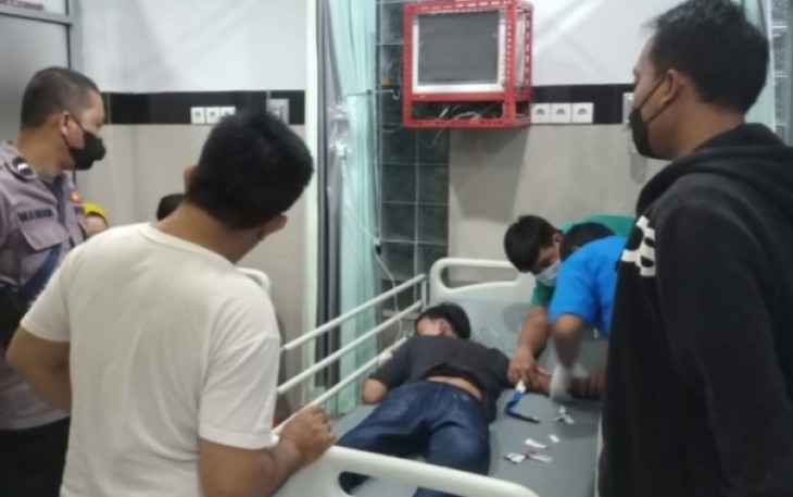 Korban saat mendapat perawatan medis