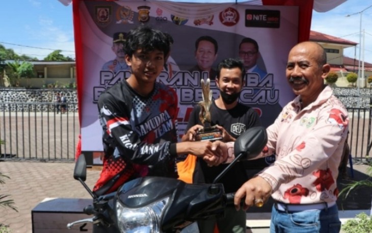 Kapolda Bengkulu Irjen Pol Drs Agung Wicaksono, M.Si saat memberikan hadiah