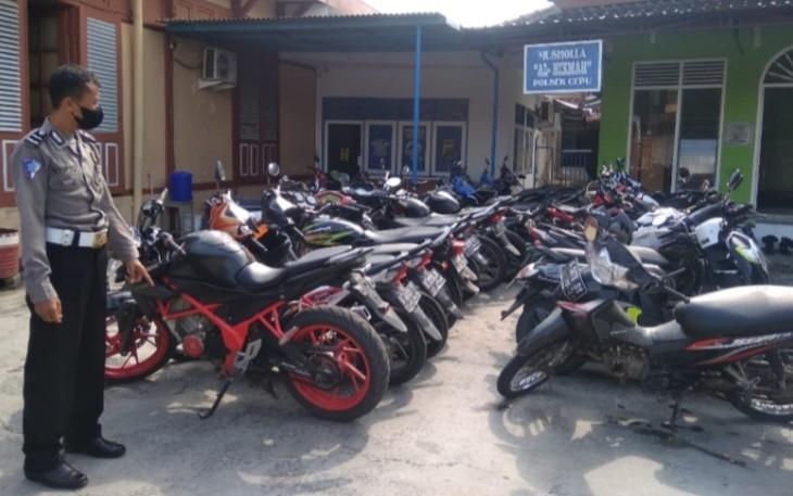 Barang bukti puluhan sepeda motor milik salah satu perguruan silat diamankan di Mapolsek Cepu.