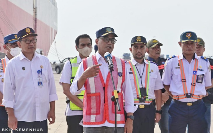 Menhub saat mengajak Duta Besar Denmark untuk Indonesia Lars Bo Larsen, bersama jajaran perusahaan shipping line asal Denmark Maersk Line, untuk melihat langsung aktivitas yang ada di Pelabuhan Patimban, Jumat (16/9),