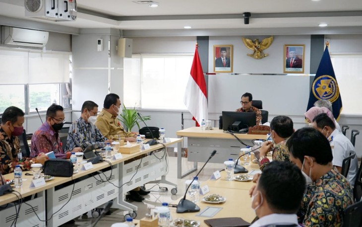Menteri Perhubungan saat memimpin rapat koordinasi akan dibukanya kembali  Bandara Ngloram dengan bupati dan stakeholder.