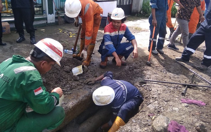 Pengecekan dan Pembersihan Area Pipa Minyak Bocor di Sambong