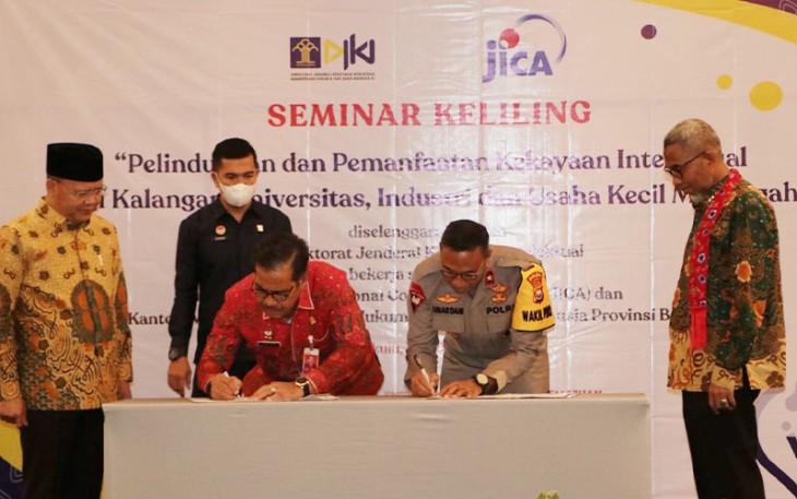 Wakapolda Bengkulu (Kanan) saat menandatangani Perjanjian Kerjasama dengan Polda Bengkulu terkait Penegakan Hukum di Bidang Kekayaan Intelektual di Provinsi Bengkulu.