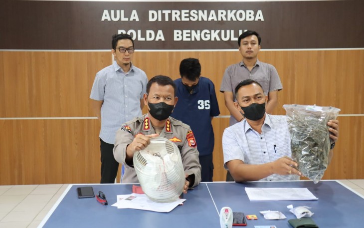 Kabid Humas Polda Bengkulu Kombespol. Sudarno,S.Sos, MH didampingi oleh Kasubdit I Ditresnarkoba Polda Bengkulu AKBP. Dheny Budhiono, S.Ik, MH., saat  konferensi pers terkait penangkapan pengedar narkotika  golongan I jenis ganja pada Selasa (13/09/2022).