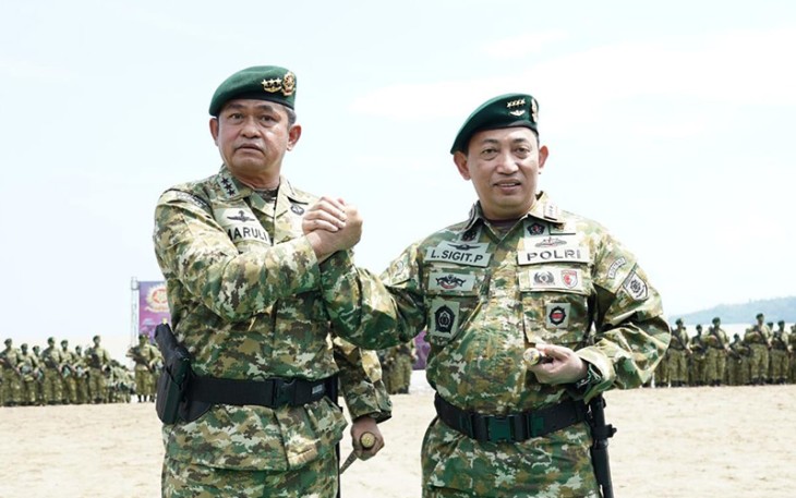 Pangkostrad Letjen Maruli Simanjuntak saat bersama Kapolri Jenderal Listyo Sigit Prabowo sebagai warga kehormatan keluarga besar Kostrad, di Pantai Palangpang Kecamatan Ciemas, Kabupaten Sukabumi, Jawa Barat, Selasa, 13 September 2022. 