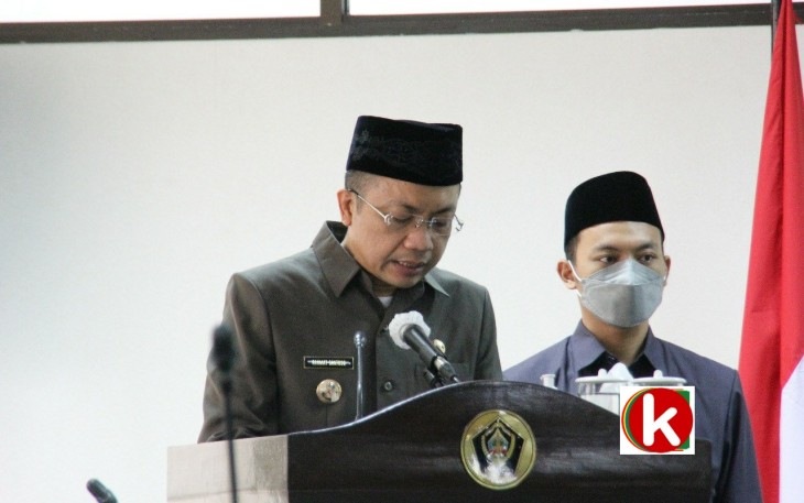 Wakil Bupati Blitar Rahmat Santoso saat Menyampaikan Keterangan Pemerintah di Sebuah Forum Rapat Paripurna DPRD (foto : Faisal NR / dok. Klikwarta.com)