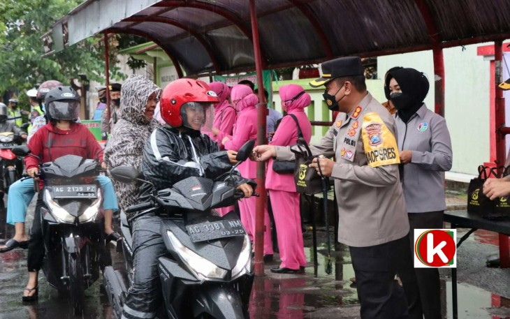 Bagi-bagi Ta'jil Polres Blitar Kota di Depan PIPP Kota Blitar, Kamis 21 April 2022. (foto : Polres Blitar Kota untuk Klikwarta.com)
