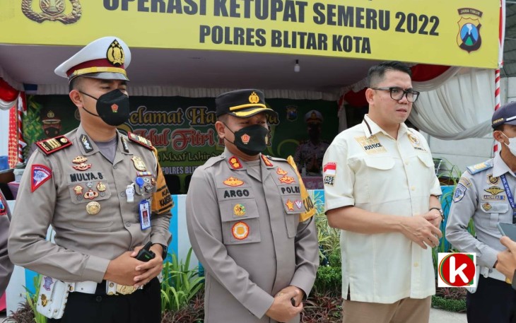 Anggota Komisi III DPR RI Arteria Dahlan Didampingi Kapolres Blitar Kota AKBP Argowiyono Beserta Jajarannya Saat Tinjau Pospam Lebaran Tahun 2022 di  Kota Blitar (foto : Faisal NR / Klikwarta.com)